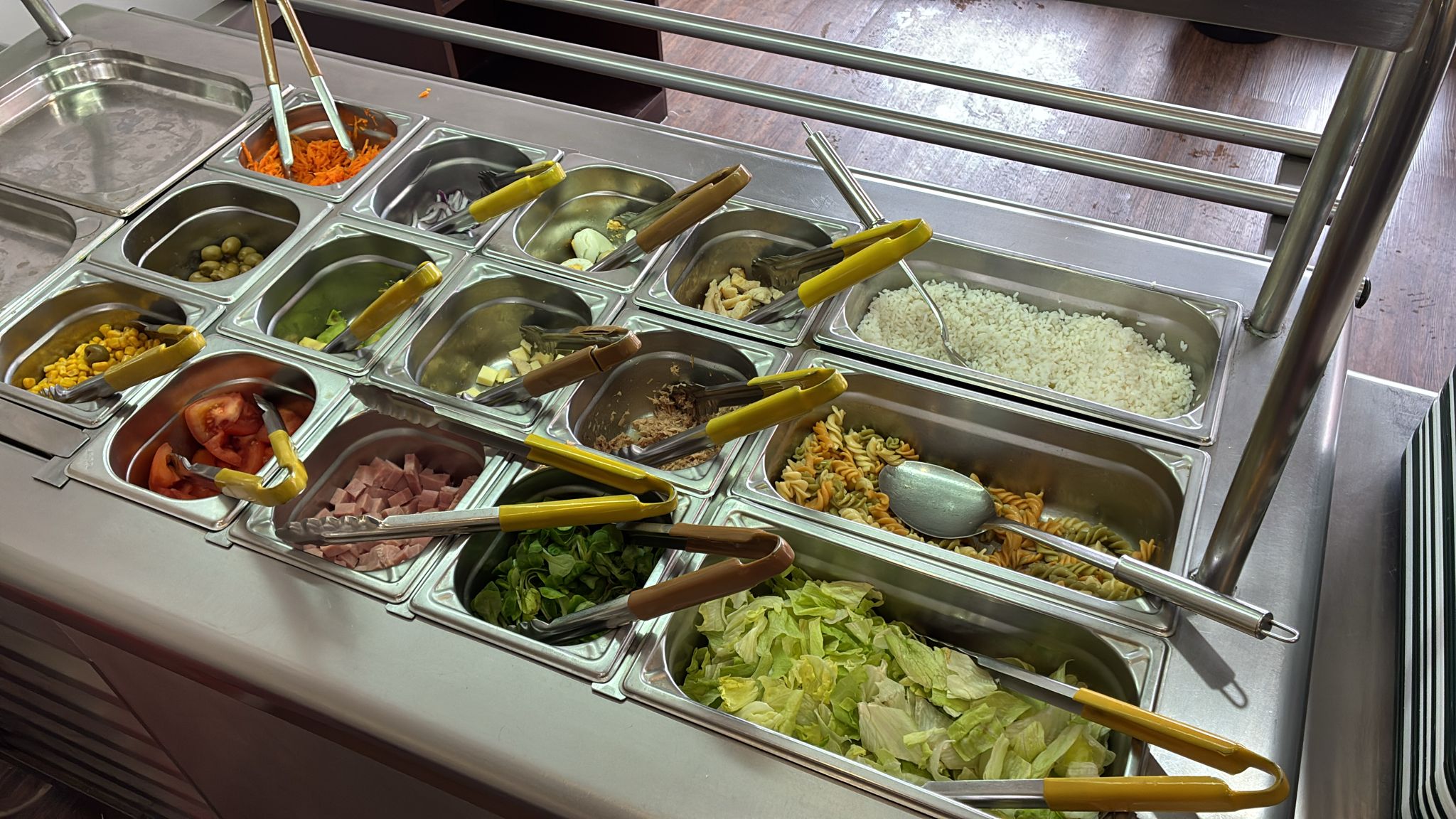 Buffet de ensaladas frescas con múltiples ingredientes