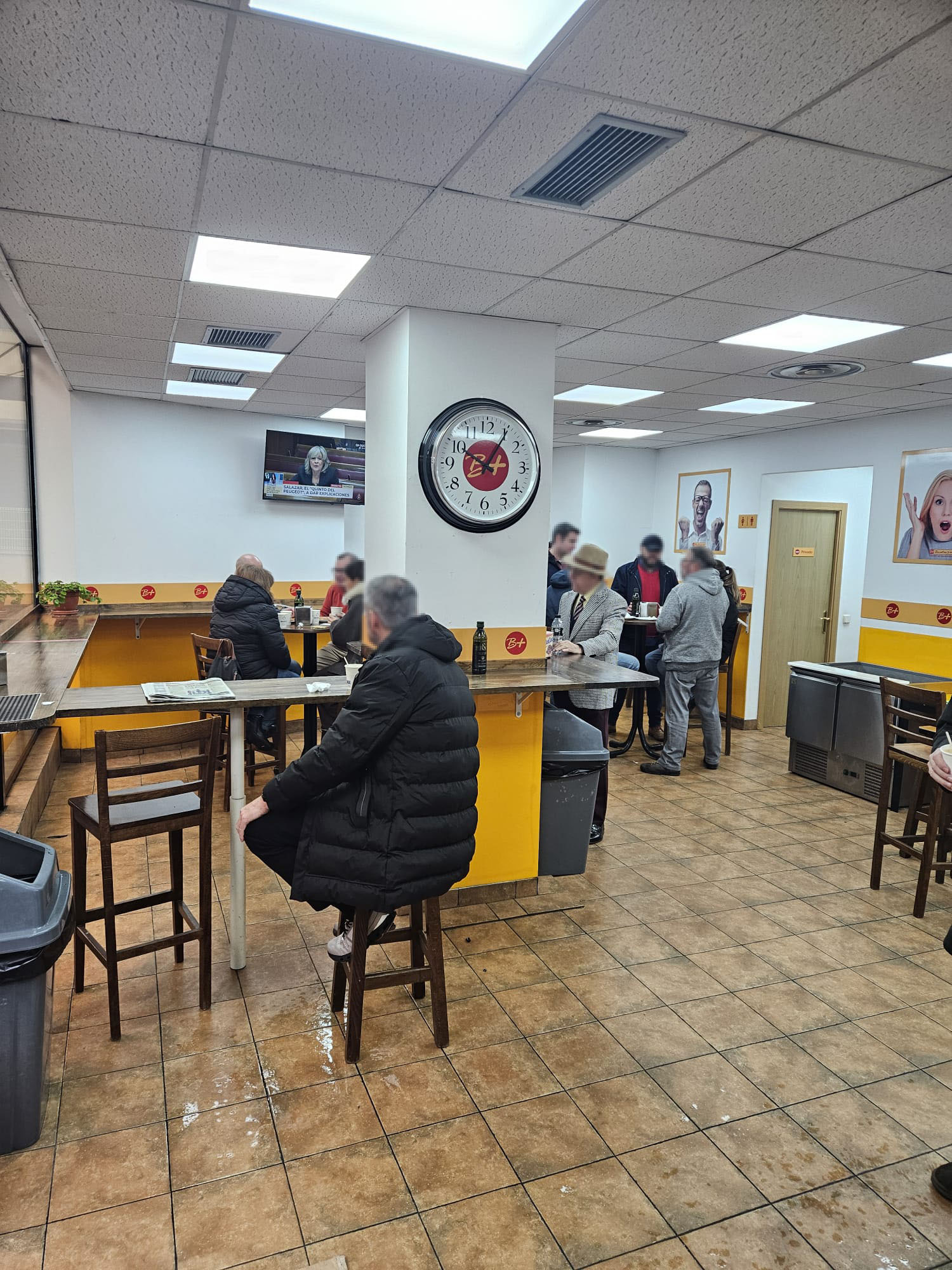 Ambiente del restaurante con clientes en hora punta